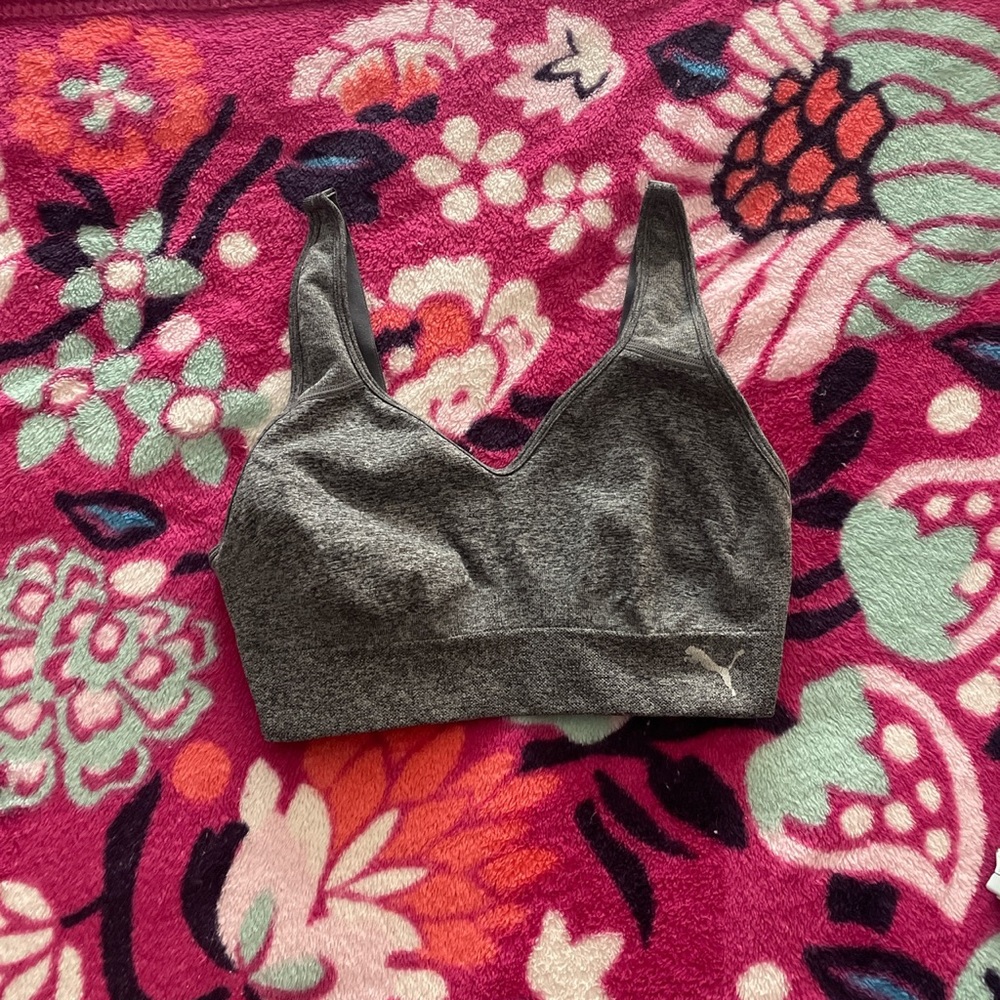 dark gray sports bra! size medium & never worn! ☑️